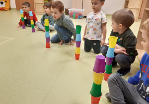 Dzieci układają wieże z kubeczków